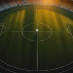 Sân bóng nhìn từ trên cao với quả bóng ở vòng tròn giữa sân - tin chuyển nhượng hè 2026